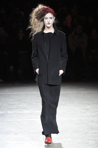 Yohji Yomamoto Fall 2009: "Bloody" Beauties Yohji Yomamoto Fall 2009: "Bloody" Beauties