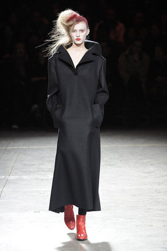 Yohji Yomamoto Fall 2009: "Bloody" Beauties Yohji Yomamoto Fall 2009: "Bloody" Beauties