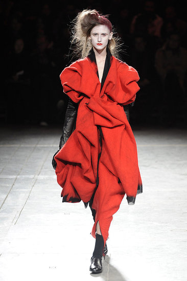 Yohji Yomamoto Fall 2009: "Bloody" Beauties Yohji Yomamoto Fall 2009: "Bloody" Beauties