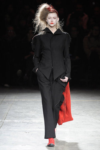 Yohji Yomamoto Fall 2009: "Bloody" Beauties Yohji Yomamoto Fall 2009: "Bloody" Beauties