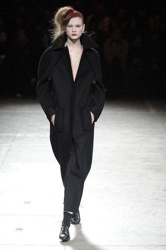 Yohji Yomamoto Fall 2009: "Bloody" Beauties Yohji Yomamoto Fall 2009: "Bloody" Beauties