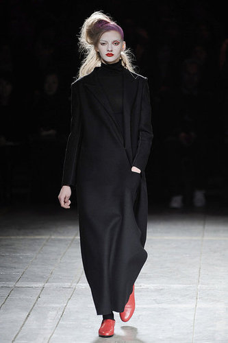 Yohji Yomamoto Fall 2009: "Bloody" Beauties Yohji Yomamoto Fall 2009: "Bloody" Beauties