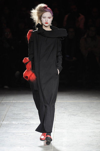 Yohji Yomamoto Fall 2009: "Bloody" Beauties Yohji Yomamoto Fall 2009: "Bloody" Beauties