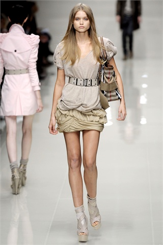 Burberry Returns to Home Turf for Spring 2010 Burberry Returns to Home Turf for Spring 2010