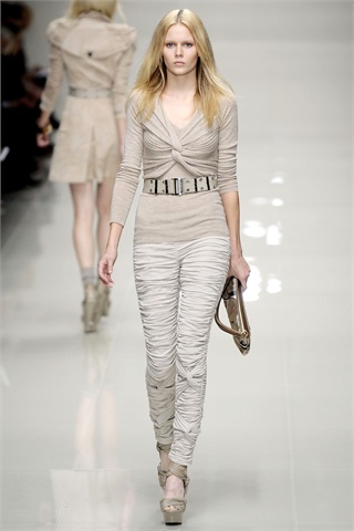 Burberry Returns to Home Turf for Spring 2010 Burberry Returns to Home Turf for Spring 2010