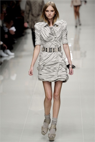 Burberry Returns to Home Turf for Spring 2010 Burberry Returns to Home Turf for Spring 2010