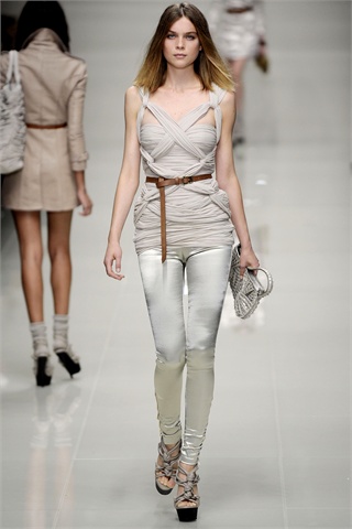 Burberry Returns to Home Turf for Spring 2010 Burberry Returns to Home Turf for Spring 2010