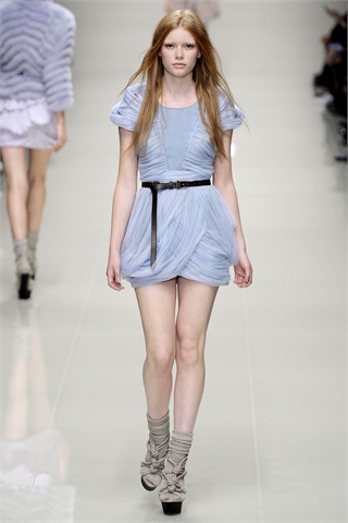 Burberry Returns to Home Turf for Spring 2010 Burberry Returns to Home Turf for Spring 2010