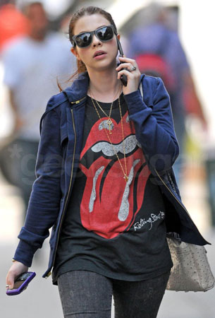 Michelle Trachtenberg Carries a Blackberry and a RAZR2