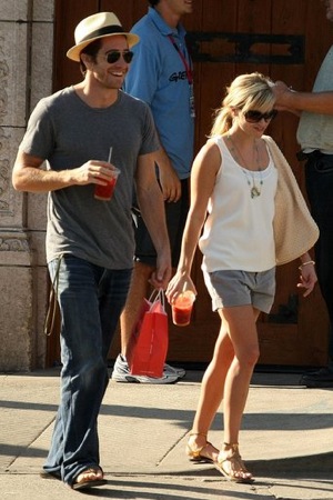 Reese Witherspoon and Jake Gyllenhaal Walking in Venice, CA Reese Witherspoon and Jake Gyllenhaal Walking in Venice, CA