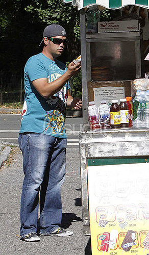 Jon Gosselin Takes A Bachelor's Bite Out of the Big Apple Jon Gosselin Takes A Bachelor's Bite Out of the Big Apple
