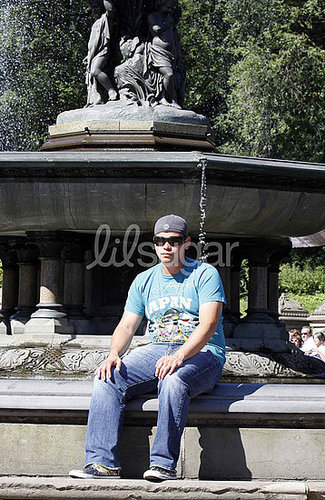 Jon Gosselin Takes A Bachelor's Bite Out of the Big Apple Jon Gosselin Takes A Bachelor's Bite Out of the Big Apple