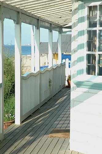 Cool Idea: Wavy Rails on a Beach Shack