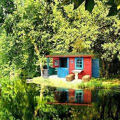 Summer Style: A Lake Getaway in Surprising Colors Summer Style: A Lake Getaway in Surprising Colors