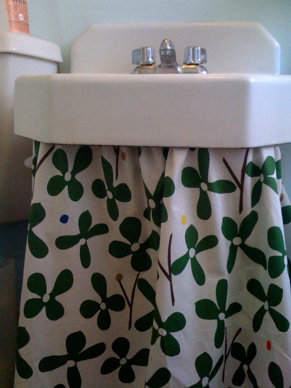 BoredLA helps you to take that unsightly pedestal sink from icky to pretty with this curtain tutorial. BoredLA helps you to take that unsightly pedestal sink from icky to pretty with this curtain tutorial.