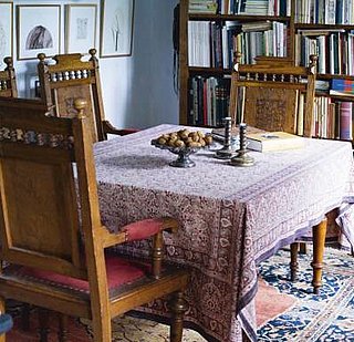 Casa Quickie: Use a Tapestry For a Tablecloth