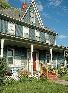 Before and After: Peeling Paint Replaced With a Sunny Hue
