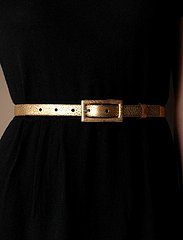 Style for Style: Taming A Fly Away Belt 