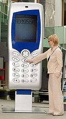 Record Breaking Gadgets: World's Largest Cell Phone Record Breaking Gadgets: World's Largest Cell Phone