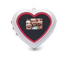 Memory Keeper Digital Photo Pendant: Totally Geeky or Geek Chic?