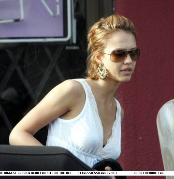 Jessica Alba's Dog Walking Style