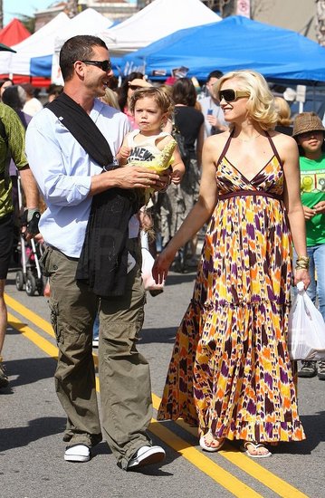 Pregger Gwen Stefani and rocker husband Gavin Rossdale took their son Kingston down to the Farmer's Market in Studio City. Pregger Gwen Stefani and rocker husband Gavin Rossdale took their son Kingston down to the Farmer's Market in Studio City.