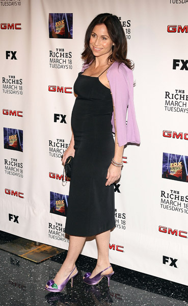 Newly pregnant Minnie Driver showed off her mini bump. Newly pregnant Minnie Driver showed off her mini bump.
