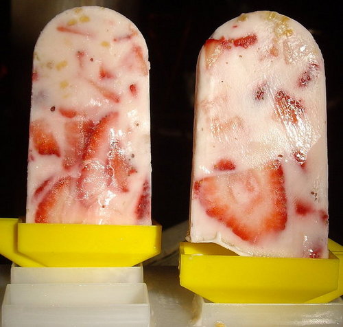 Strawberry and Raspberry Frozen Yogurt Popsicle