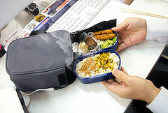 USB Powered Lunch Box Keeps Your Food Warm For You