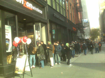 Daily Tech: BB Addicts Line Up For the Storm 