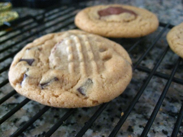 Peanut butter chocolate chip cookies with a hidden pb cup surprise! Peanut butter chocolate chip cookies with a hidden pb cup surprise!