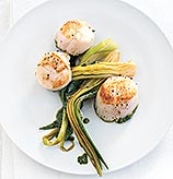 Fast & Easy Dinner: Seared Scallops With Leek Ribbons Fast & Easy Dinner: Seared Scallops With Leek Ribbons