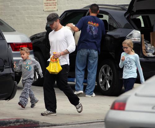 Ryan Phillippe ran errands with Ava and Deacon Ryan Phillippe ran errands with Ava and Deacon