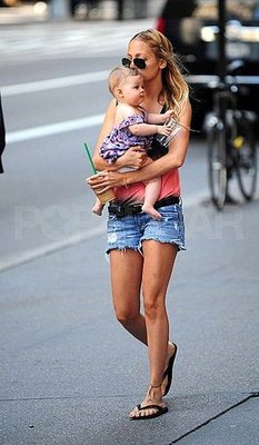 Nicole and Harlow Pick up the 'Bucks in NYC Nicole and Harlow Pick up the 'Bucks in NYC