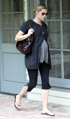 Expectant Rebecca Looks Fabulous in Stripes Expectant Rebecca Looks Fabulous in Stripes