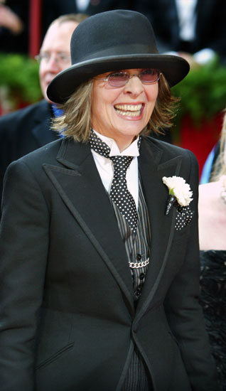 Wearing a signature hat at the 2004 Academy Awards.<br />
<span style='font-size:10px !important;'><a href="http:/... Wearing a signature hat at the 2004 Academy Awards.<br />
<span style='font-size:10px !important;'><a href="http:/...