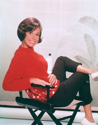 Cute and perky for a 1965 Dick Van Dyke Show shot. Cute and perky for a 1965 Dick Van Dyke Show shot.