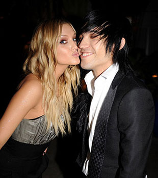 Ashlee Simpson's Pregnant?!