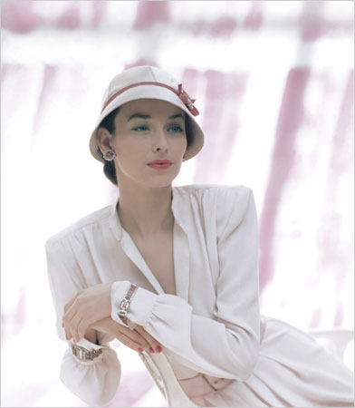 Dorian Leigh, as she appeared on the cover of <i>Vogue</i>, 1946. Dorian Leigh, as she appeared on the cover of <i>Vogue</i>, 1946.