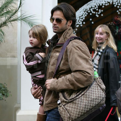 David Charvet Gets Last-Minute Gifts David Charvet Gets Last-Minute Gifts