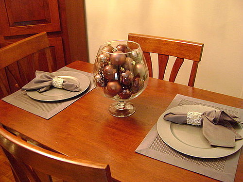 Casa Quickie: Use Ornaments For a Chic Centerpiece