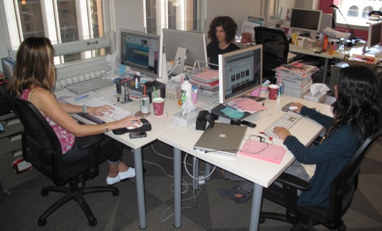 International Herald Tribune Writer Suzy Menkes Reads Blogs Doesn't Have Time For Twitter International Herald Tribune Writer Suzy Menkes Reads Blogs Doesn't Have Time For Twitter