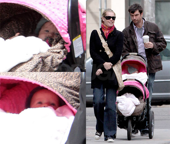 Rebecca Romijn and Jerry O'Connell with Twins