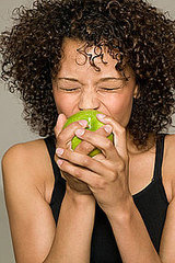 Oral Allergy Syndrome and Foods That Affect Seasonal Allergies