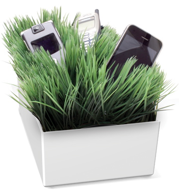Kikkerland Charging Station Has Grass to Hold Up Cell Phones and Charging Gadgets