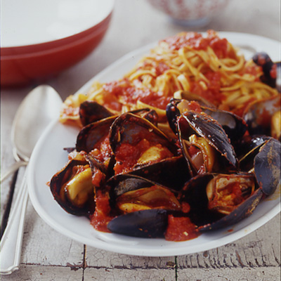 Fast & Easy Recipe For Mussels With Linguine In Roasted Red Pepper Sauce Fast & Easy Recipe For Mussels With Linguine In Roasted Red Pepper Sauce