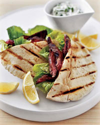Fast & Easy Dinner: Skirt Steak With Pita and Yogurt Sauce