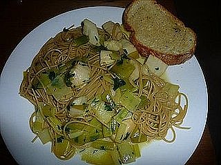 Linguine with Scallops, Saffron and Leeks 