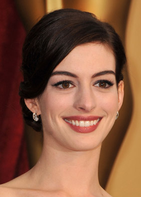 Anne Hathaway at 2009 Oscars: Photo of Hair and Makeup at the Academy Awards