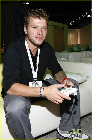 Ryan Phillippe,his little leaguers and his girlfriend Abbie Cornish having fun